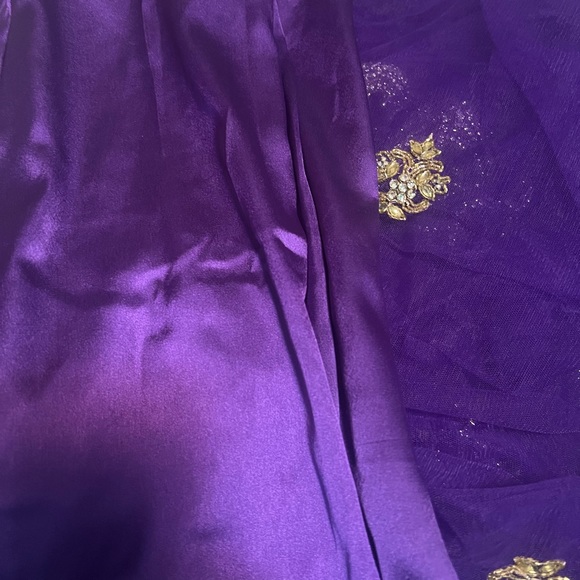 Gorgeous Purple Sari. Heavy Embroidery. Worn once - Picture 6 of 7